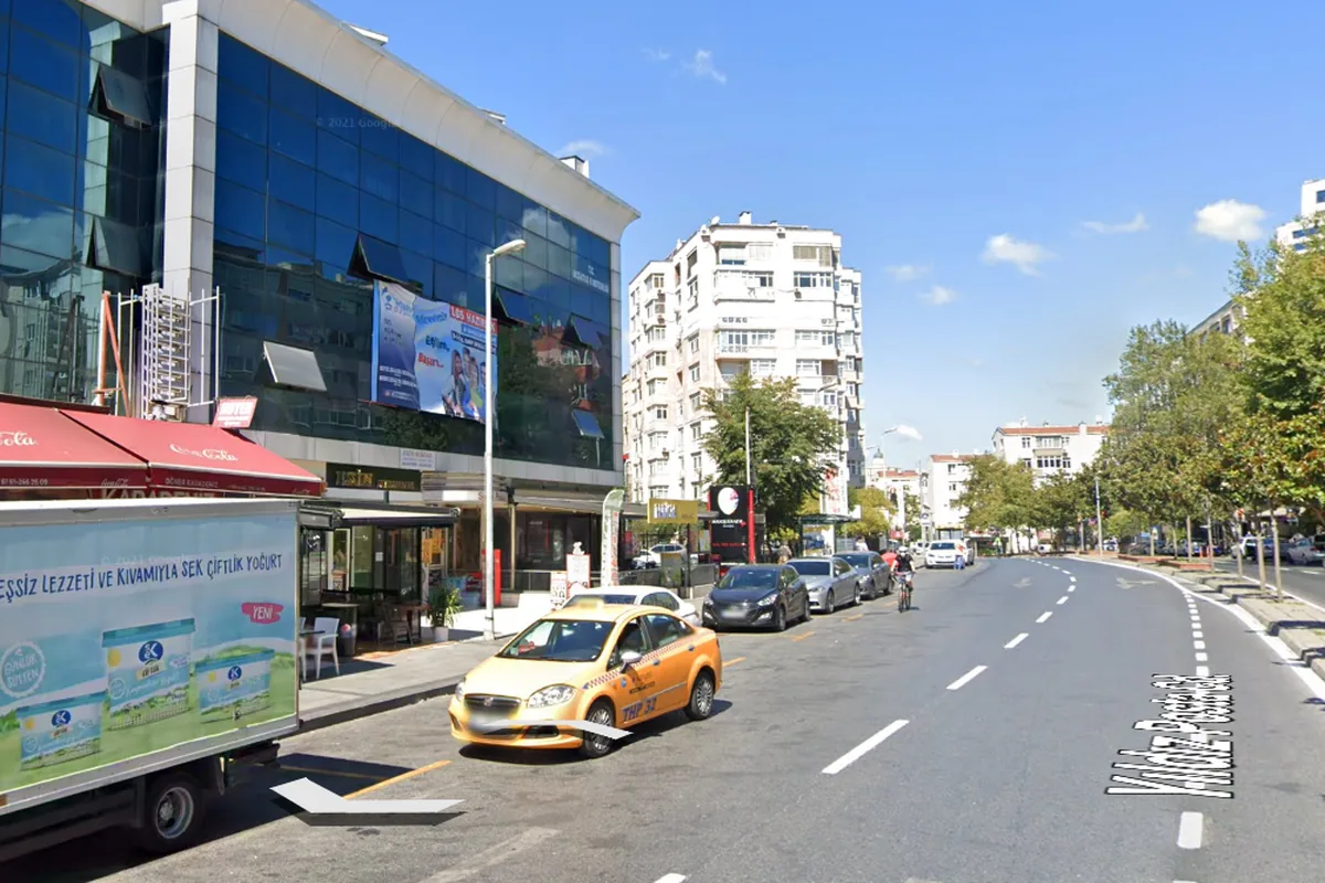 Yıldız Posta Caddesi'nde Sinan Pasajı ve cadde üzeri ticari birimler