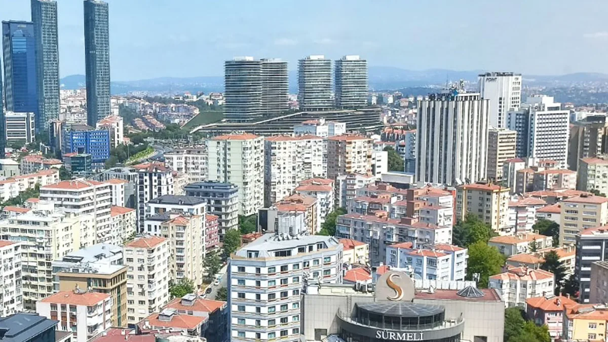 İstanbul Merkezi İş Alanı: Esentepe ve Levent aksı — havadan görünüm
