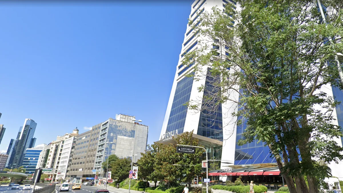 Büyükdere Caddesi'nde plaza ofis binası