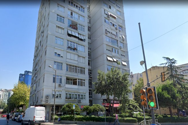 Esengül Apt. Yıldız Posta Cd. Açık otoparklı