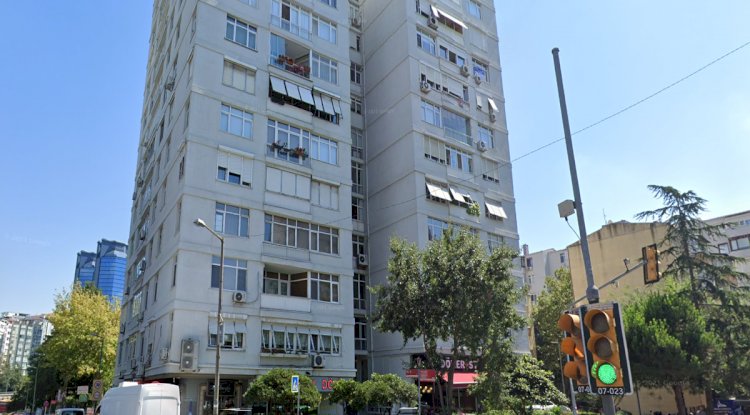 Esengül Apt. Yıldız Posta Cd. Açık otoparklı