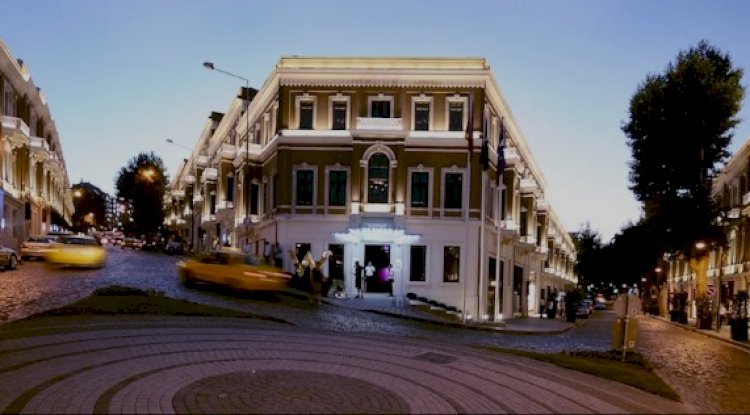 I went to a preliminary visit to the property owner who was thinking of selling his office in Beşiktaş brand plaza office living area.