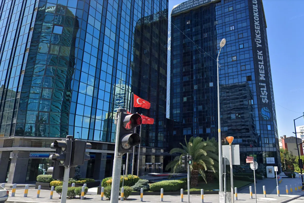 Maya Akar Center plaza offices on Büyükdere Avenue, Esentepe