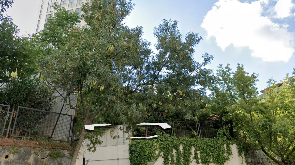 Commercial units on Barbaros Boulevard